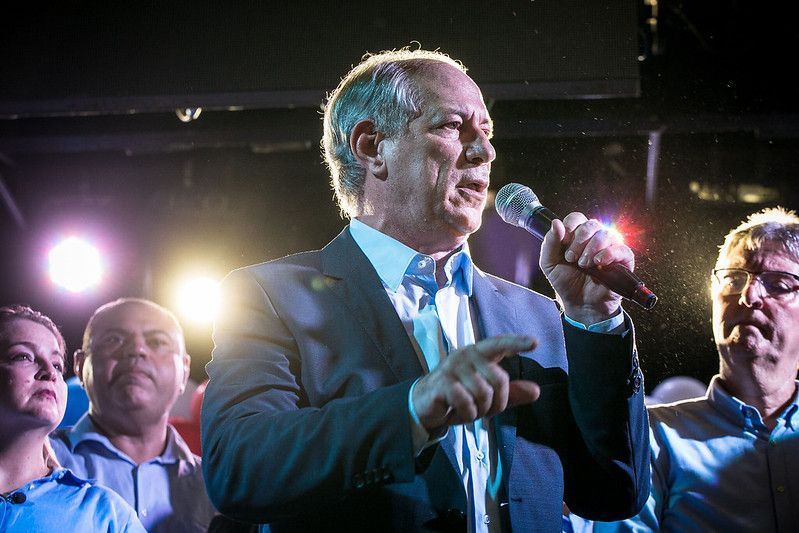 Ciro se filia ao PSDB em evento marcado por críticas ao PT e governo Lula