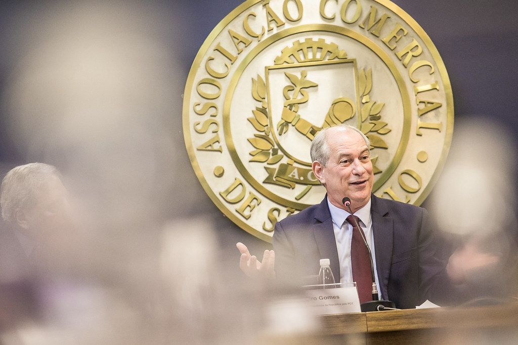 Ciro acusa Lula de 'comemorar' tarifas de Trump e critica Bolsonaro e aliados