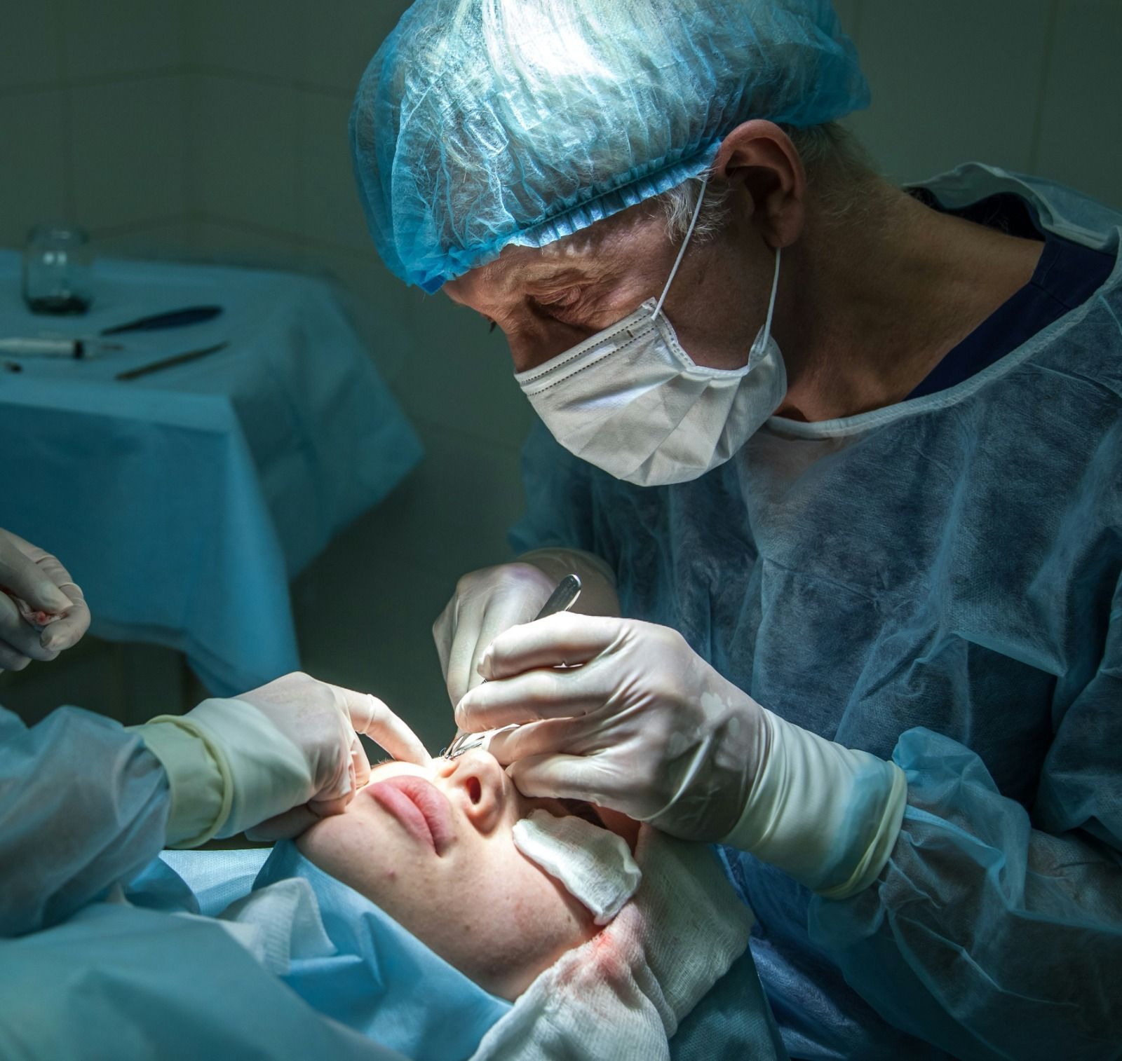 Cirurgia que muda cor do olho, feita por Urach e Massafera, tem uso restrito para pessoas cegas
