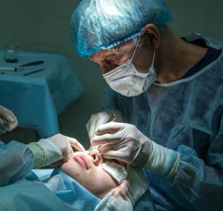 Cirurgia para mudar a cor dos olhos