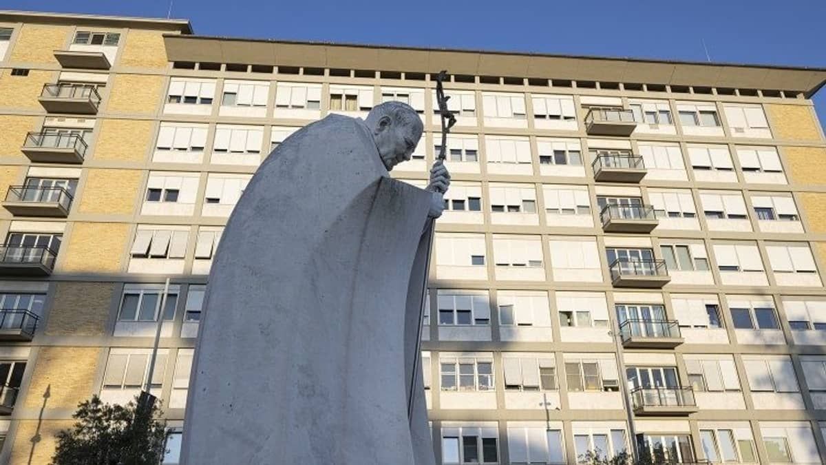 Papa Francisco passa bem a noite após cirurgia 'benigna', afirma Vaticano  
