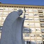 Papa Francisco passa bem a noite após cirurgia 'benigna', afirma Vaticano  