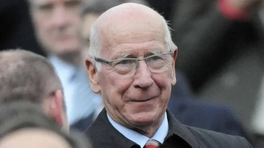 Torcida do City ironiza morte de Bobby Charlton, e clube repudia