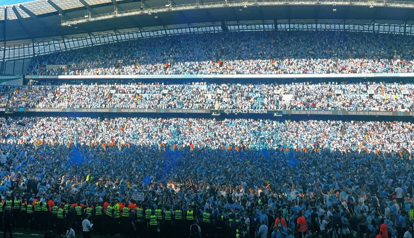 Torcedores do City invadem gramado após tetra da Premier League; veja imagens