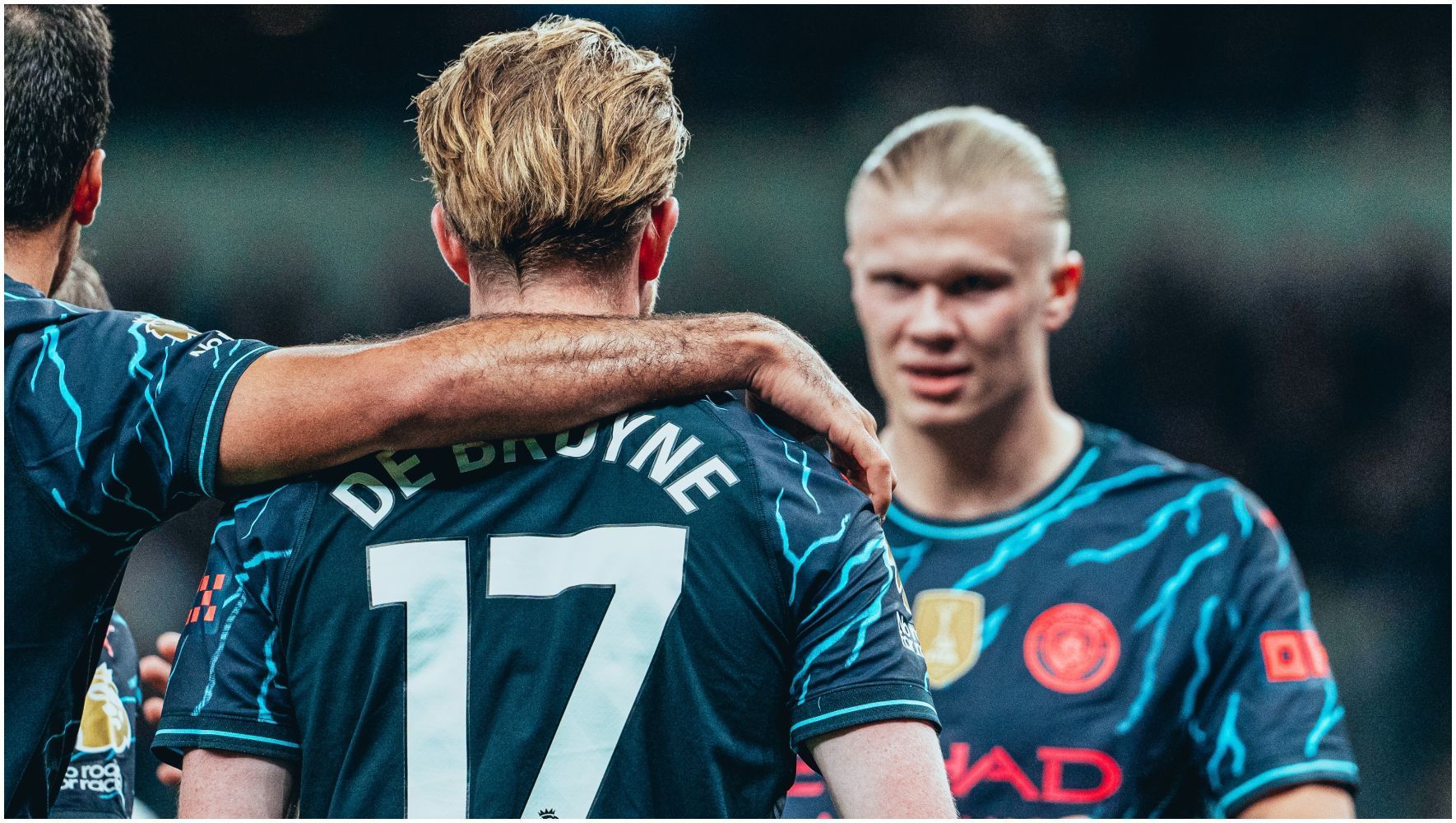 Haaland brilha, City bate o Tottenham e assume liderança da Premier League