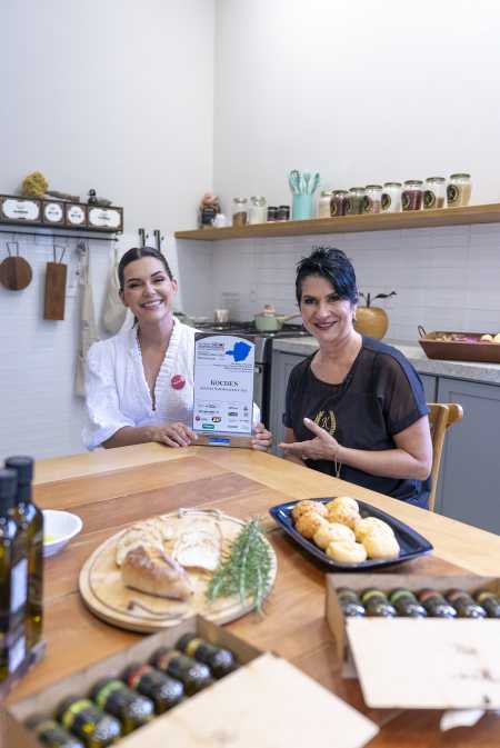 Clara Senra e Katya Salomão, da Azeites Kochen, na cozinha da fazenda onde o azeite é produzido