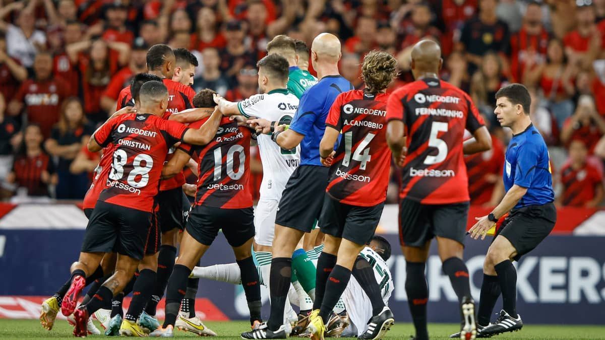 Clássico Athletico-PR e Coritiba termina com briga generalizada, pancadaria e invasão de campo