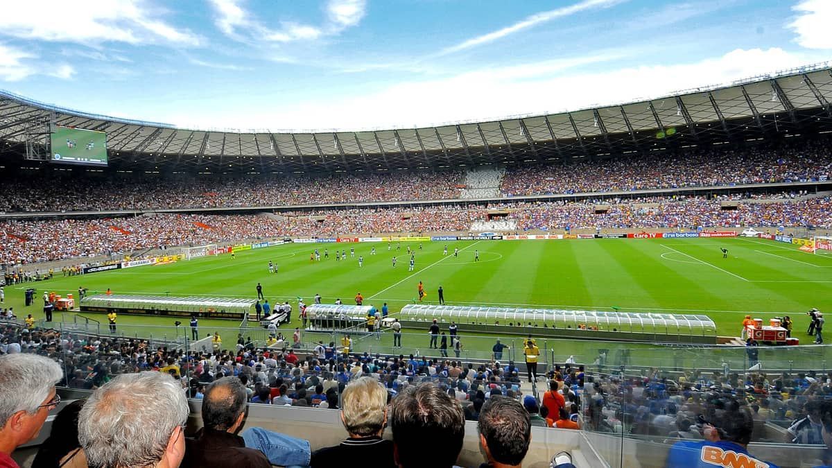Mineirão celebra 10 anos da reinauguração em meio à polêmica histórica