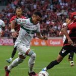 Árbitro usa vídeo da transmissão e expulsa nove por confusão em Atletiba sem VAR