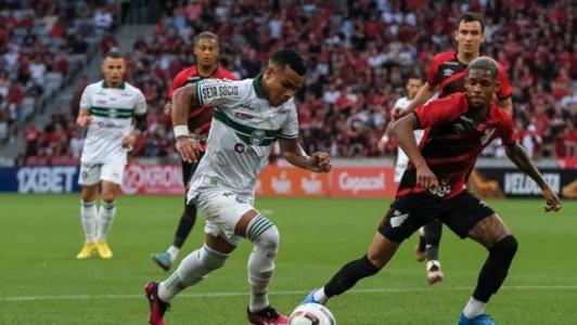 Clássico foi interrompido por confusão generalizada em campo