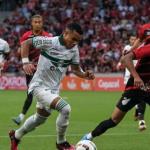 Árbitro usa vídeo da transmissão e expulsa nove por confusão em Atletiba sem VAR