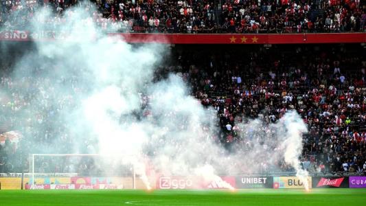 Clássico holandês foi suspenso após torcedores jogarem sinalizadores no campo