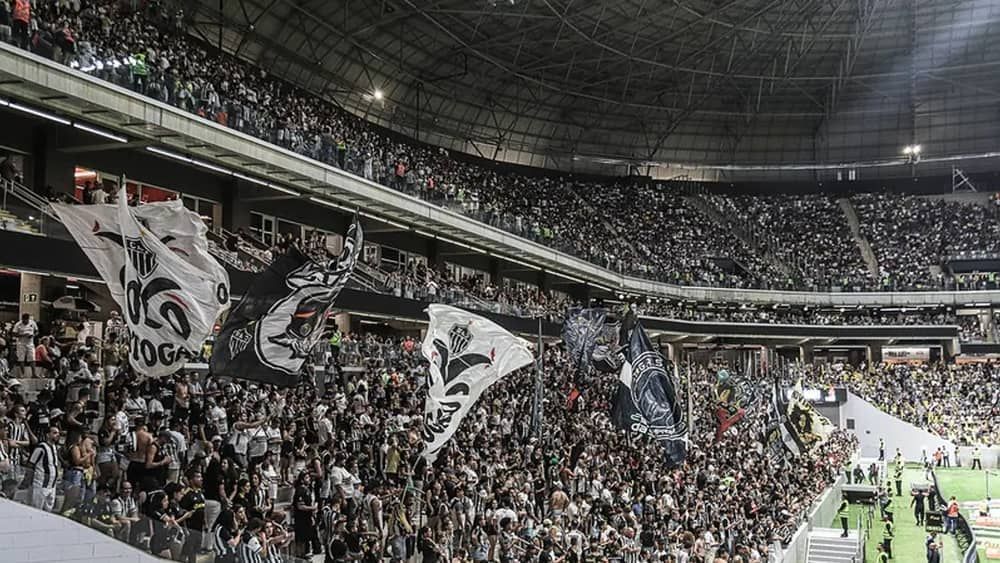 Atlético x Cruzeiro: árbitro relata arremesso de dez copos na Arena MRV