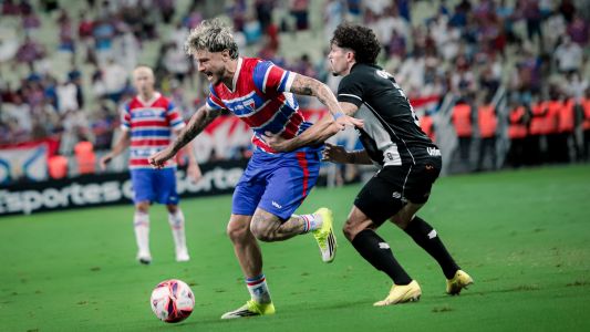 Lucas Crispim, do Fortaleza, e Rafael Ramos, do Ceará, disputam bola durante Clássico-Rei