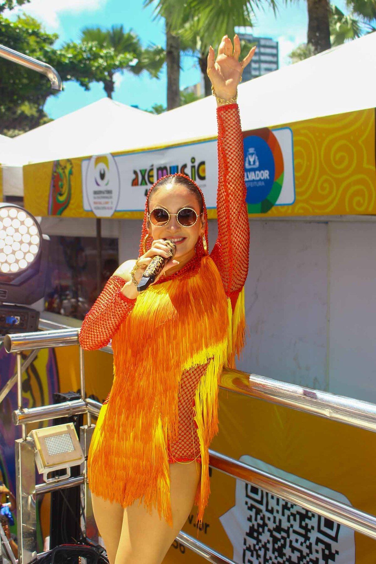 Após polêmica sobre axé, Claudia Leitte arrasta multidão no Carnaval de Salvador