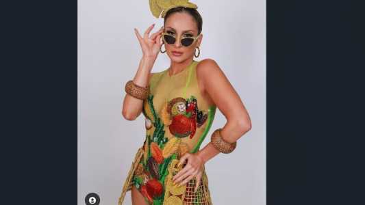 Cláudia Leitte escolheu uma fantasia com estampas de frutas numa referência a Carmem Miranda
