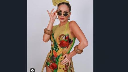 Cláudia Leitte escolheu uma fantasia com estampas de frutas numa referência a Carmem Miranda