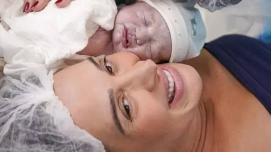 Cláudia Raia e o filho Luca no dia do nascimento