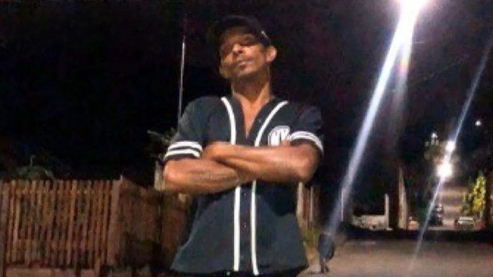 Pai ouve tiros na rua e encontra filho morto na rua de casa no interior de MG