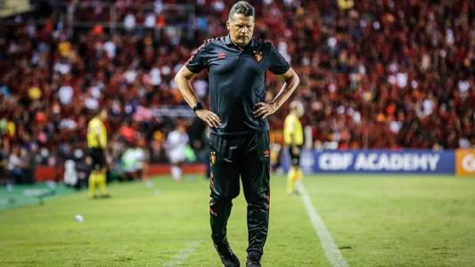 Claudinei Oliveira, ex-técnico do Sport, atualmente à frente do Vila Nova