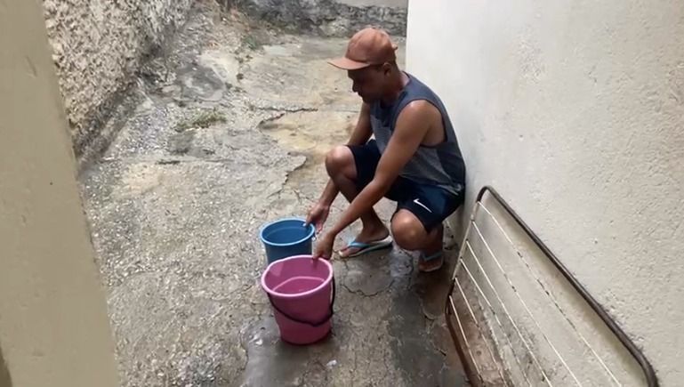 Grande BH: sem água há seis dias, moradores tentam coletar água da chuva para uso
