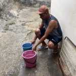 Grande BH: sem água há seis dias, moradores tentam coletar água da chuva para uso