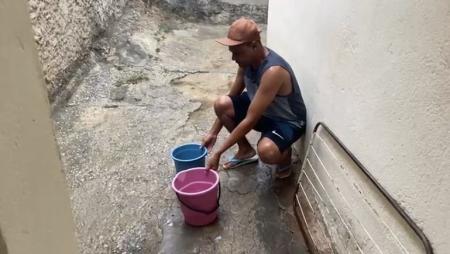 Claudiney de Pádua tenta coletae água da chuva para uso doméstico