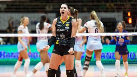 Claudinha conduziu o Praia Clube ao bicampeonato da Superliga Feminina