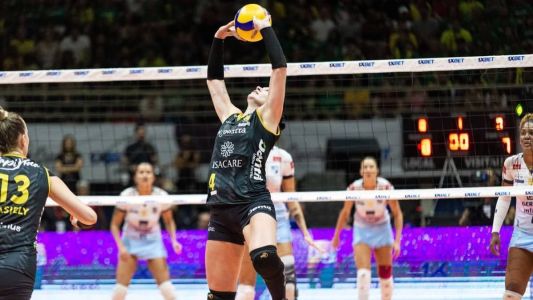 Claudinha foi eleita a melhor em quadra na final da Superliga
