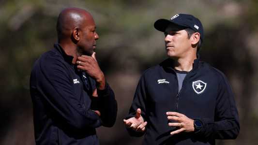 Cláudio Caçapa e Lucio Flávio, técnico do Sub-23, em atividade do Botafogo