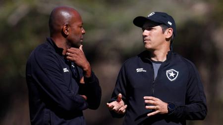 Cláudio Caçapa e Lucio Flávio, técnico do Sub-23, em atividade do Botafogo