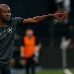 Cláudio Caçapa tem boa aceitação no elenco do Botafogo: 'Se entrosou bem'