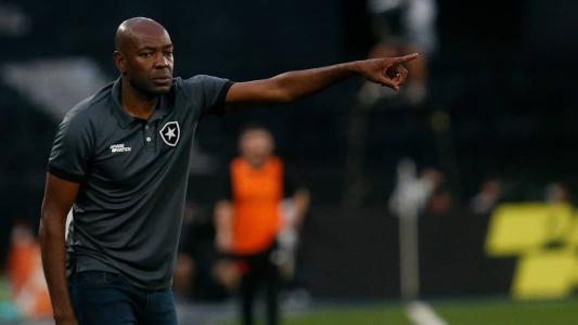 Cláudio Caçapa em sua primeira partida como técnico interino do Botafogo