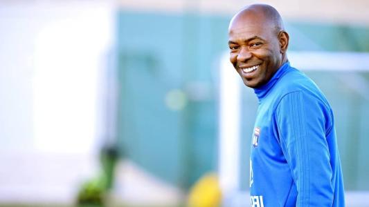 Cláudio Caçapa, ex-zagueiro e auxiliar técnico do Lyon, comandará interinamente o Botafogo