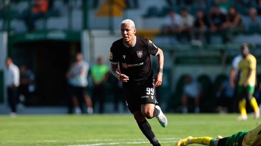 Vasco muda alvo em Portugal e tenta contratação de Clayton Silva