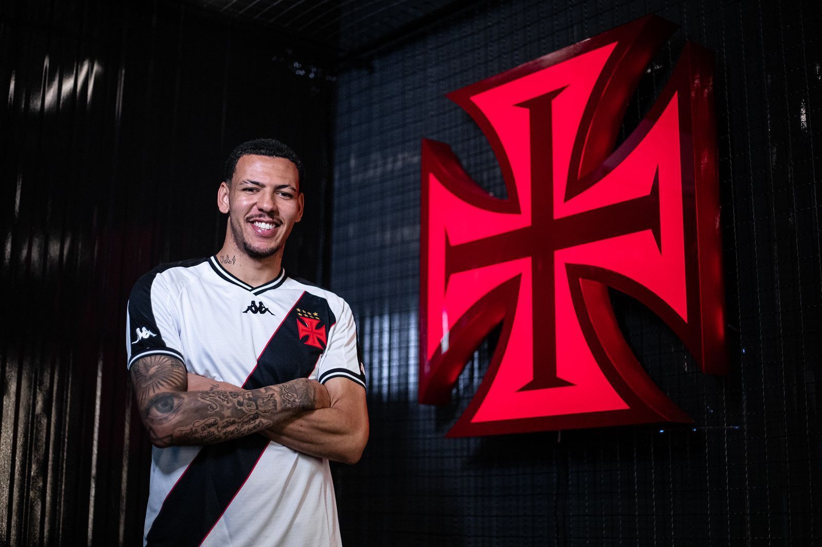Após estreia, Clayton é apresentado no Vasco e projeta dupla com Vegetti