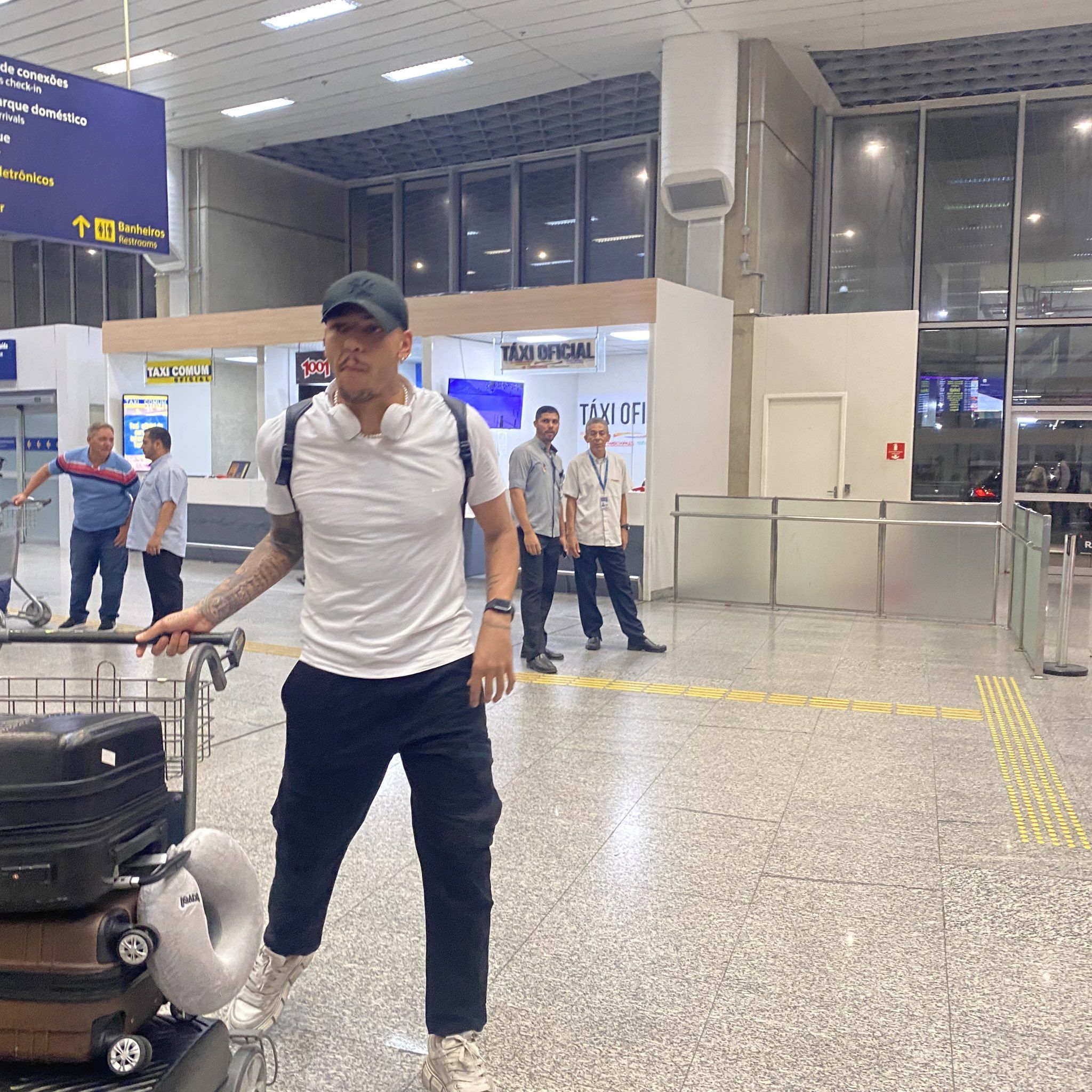 Reforço do Vasco, Clayton Silva chega ao Rio e se diz pronto para estrear