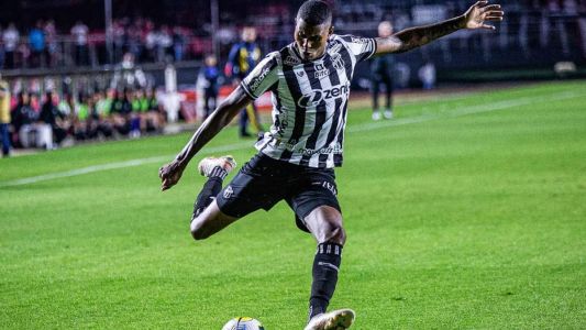 Cléber em ação pelo Ceará em 2022; atacante poderá voltar a treinar e a jogar