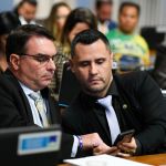 Resistência de Simões e Zema pode unir Flávio Bolsonaro e Cleitinho em MG