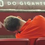 Conheça o torcedor do Inter que dormiu no Beira-Rio e teve 'pesadelo atleticano' ao acordar
