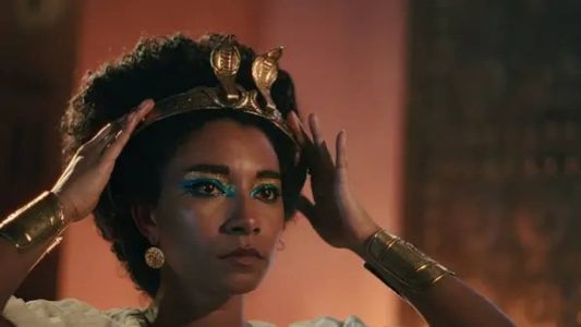 Cleópatra VII, interpretada por Adele James na produção da Netflix