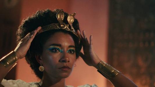 Cleópatra VII, interpretada por Adele James na produção da Netflix