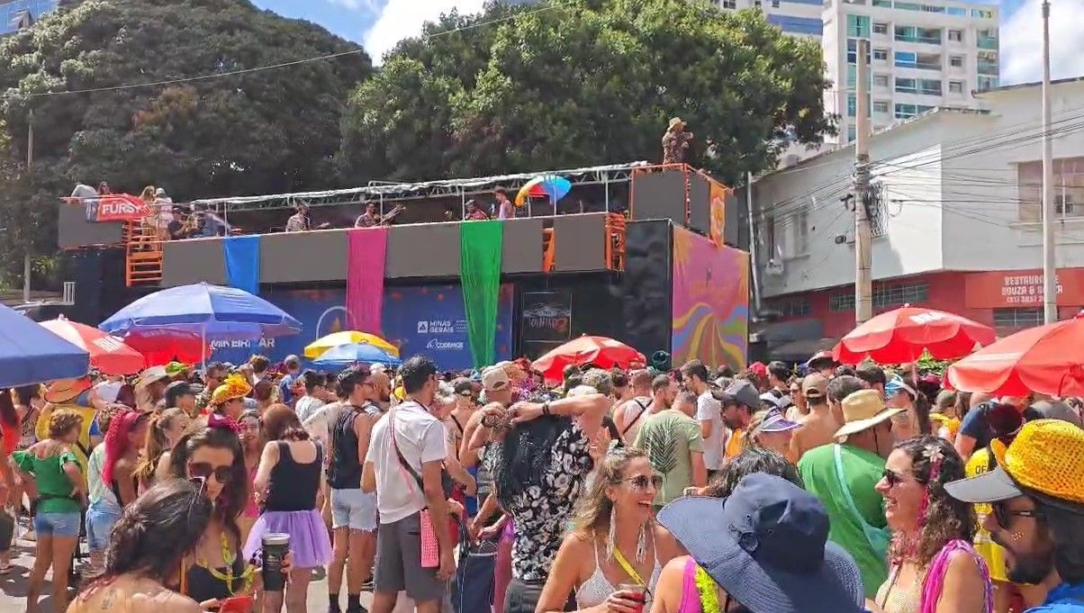 Embalados pela MPB, foliões curtem bloco Tropicalize, em BH