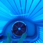 Mulher é indenizada em R$ 3 mil por queimaduras de 1º grau no corpo após bronzeamento artificial 