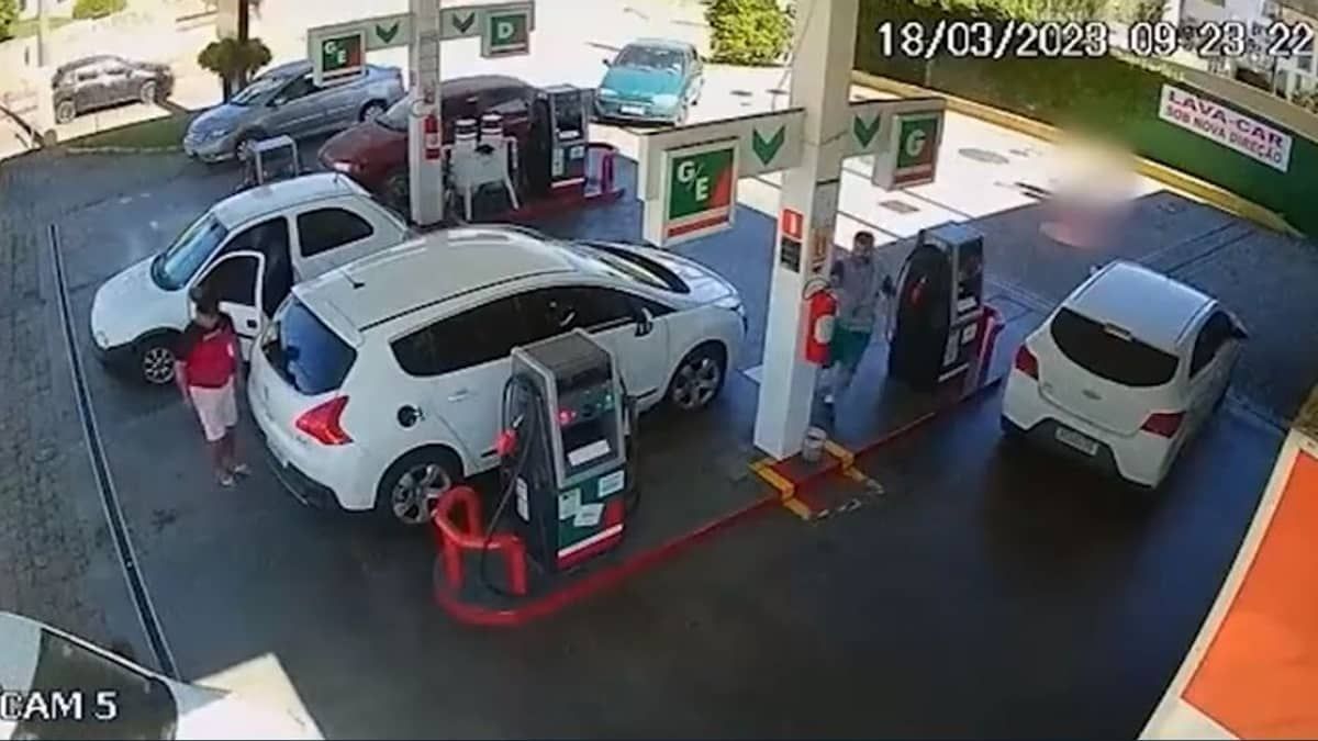 Vídeo: frentista discute com cliente e põe fogo na vítima em posto de combustível  