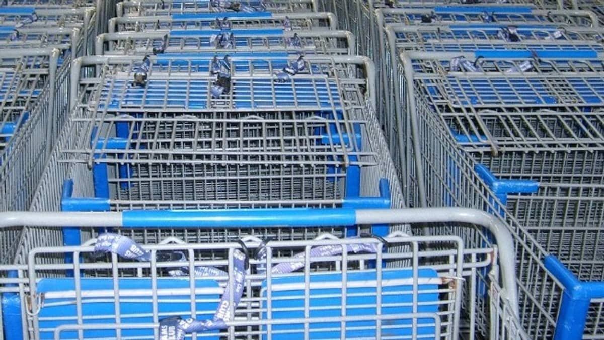 Supermercado de BH deve indenizar em R$10 mil idoso que ficou prensado entre carrinho e corrimão 