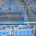 Supermercado de BH deve indenizar em R$10 mil idoso que ficou prensado entre carrinho e corrimão 