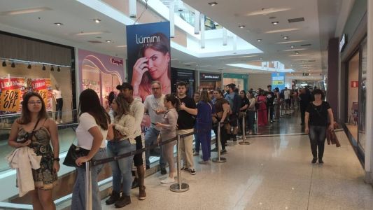 Clientes aguardam ansiosos pela inauguração