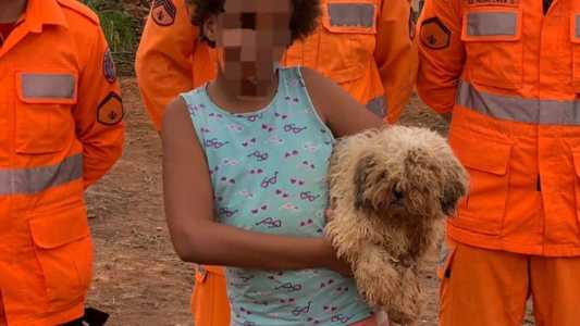 Foto mostra cachorro resgatado pelo Corpo de Bombeiros em Lagoa da Prata (MG)