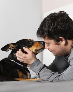 Homem acariciando cachorro